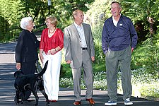 פוטין עם בני הזוג ג'ורג' בוש האב וברברה בוש. ספטמבר 2003.