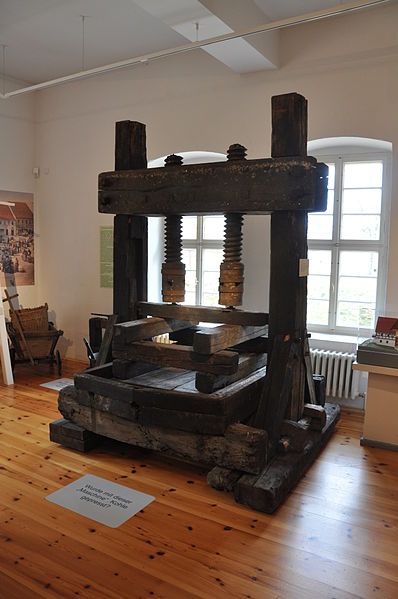 File:Weinpresse Museum Senftenberg.jpg