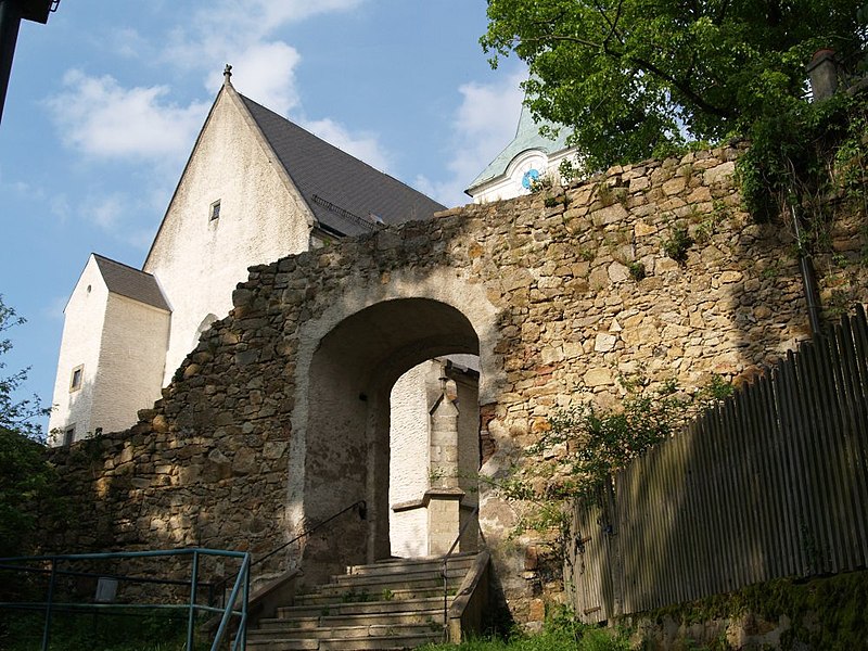 File:Weitra stadtmauer.jpg