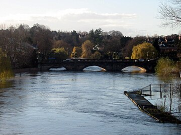 Pont y Cymry a'r afon ar orlifo.