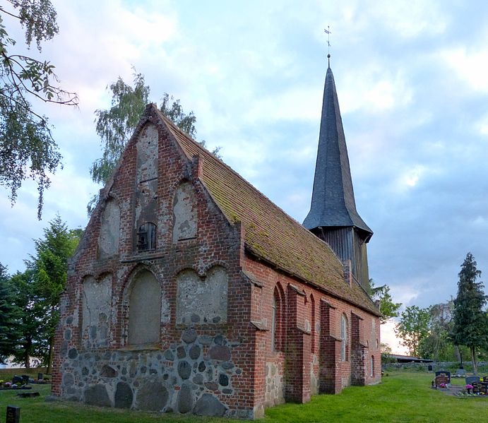 File:Weltzin Kirche Ostgiebel.jpg