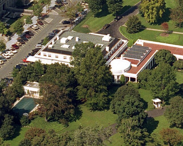 Aerial view of the West Wing with solar panels visible on the roof of the Cabinet Room in 1984