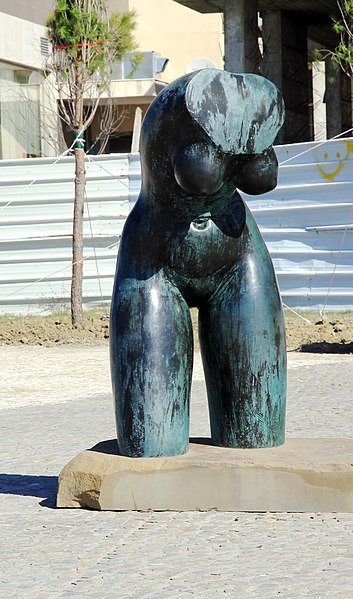 File:Woman sculpture Durrës Albania 2018 1.jpg