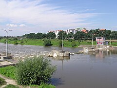 Wrocław 2010-08-01 139 - Stara Odra, Jaz Różanka (w tle po lewej Most Osobowicki Północny).jpg