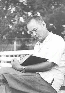 身穿休闲装写笔记的叶剑英，摄于1949年上海战役结束后