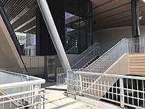 高島二丁目歩道橋のエレベーターが当ビルデッキ接続部に新設された 〈2022年4月12日〉
