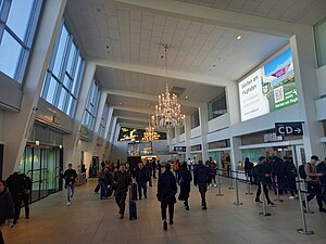 Flughafen Wien-Schwechat: Geschichte, Lage und Verkehrsanbindung, Flughafenanlagen