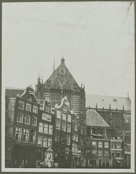 File:Zicht op dwarsschip hervormde kerk achter huizen - Amsterdam - 20319316 - RCE.jpg