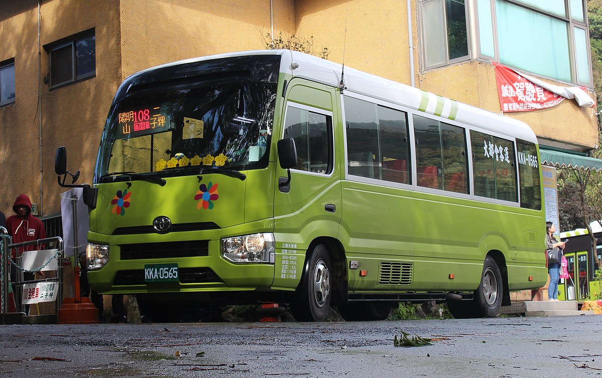 File:大都會客運2018 TOYOTA COASTER XZB70L-ZEMSYR KKA-0565 108區間 