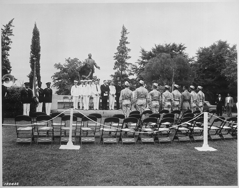 File:"Address of welcome to (Army Air Corps) cadets in front of Booker T. Washington Monument on the grounds of Tuskegee Inst - NARA - 531132.jpg