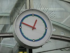 Часы на платформе