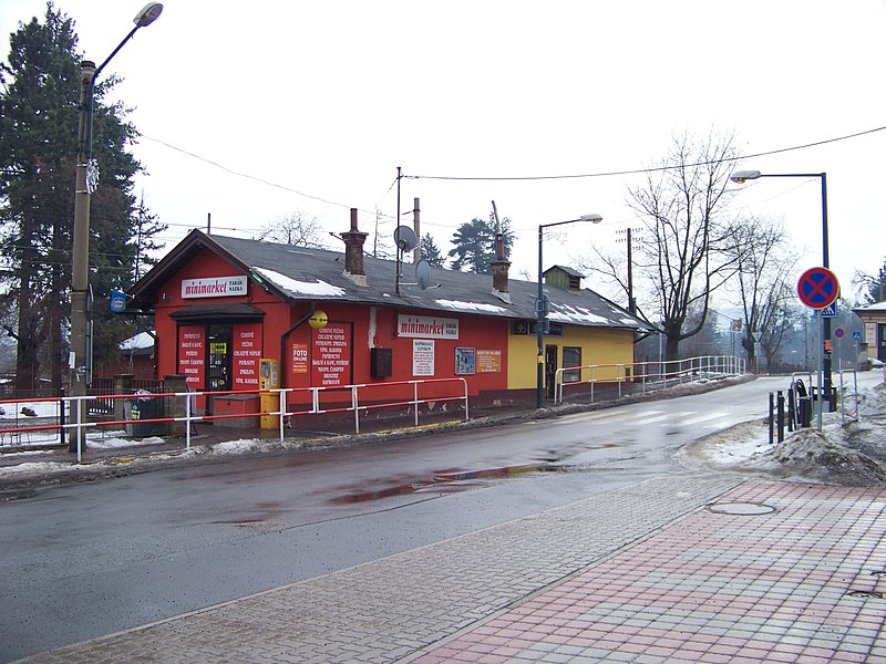 File:Černošice, Vrážská, minimarket na železniční zastávce.jpg