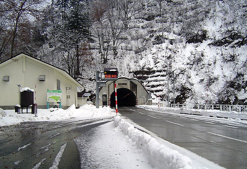 File:Ō-tōge Tunnel 01.jpg
