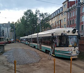 Трамваи «Достоевский» украшаются флагами ко Дню города в трамвайном парке №3 (27 мая 2024)