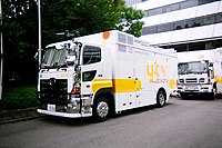 「ytv」の新ロゴが大きく描かれた読売テレビの放送機材運搬車（日野・プロフィア）
