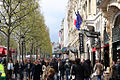 Khách du lịch trên đại lộ Champs-Élysées