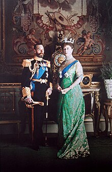 https://upload.wikimedia.org/wikipedia/commons/thumb/7/7e/1914_King_George_V_and_Queen_Mary_autochrome.jpg/220px-1914_King_George_V_and_Queen_Mary_autochrome.jpg