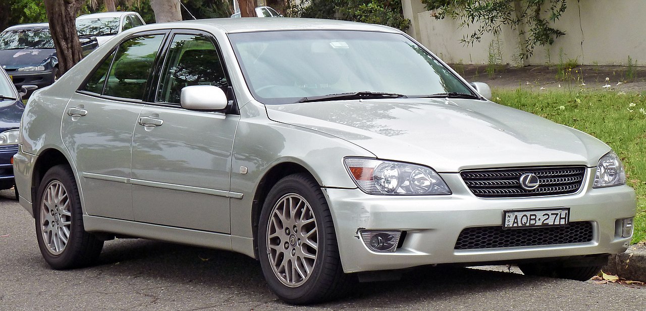 File19992005 Lexus IS 200 (GXE10R) sedan (20110113