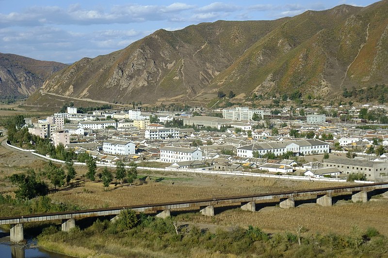 Fil:2011年10月俯瞰朝鲜南阳 - panoramio.jpg