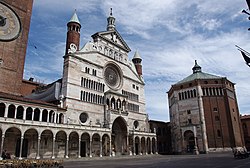 Från vänster till höger: Klocktorn (Torrazzo), Katedralen i Cremona och baptisteriet (Battistero)