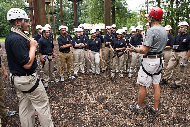 File:2015 Law Enforcement Explorers Conference a staff member speaks to explorers about an exercise.jpg