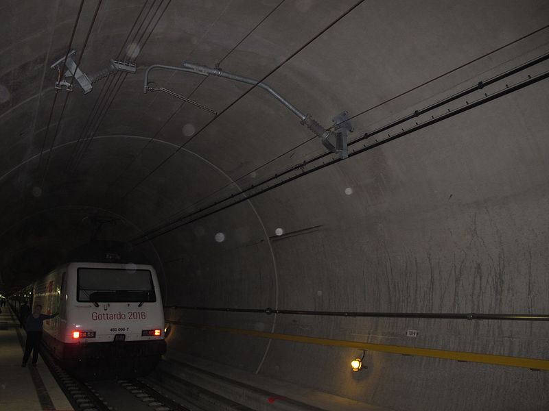 File:2016-11-20 15-32-48 Gotthard-Basistunnel Leitungsinstallation.jpg