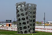 Doppelrolle von Olaf Metzel, dahinter die zukünftige Haltestelle "Stadion" der Freiburger Stadtbahn, rechts am Horizont der rote Stuhl des Möbelhauses XXXLutz