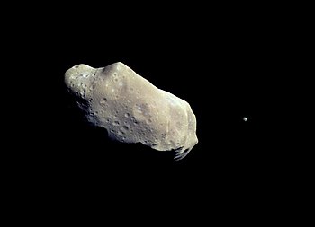 Imagen tomada por la sonda Galileo el 28 de agosto de 1993, donde se ve el asteroide (243) Ida y su satélite Dactyl