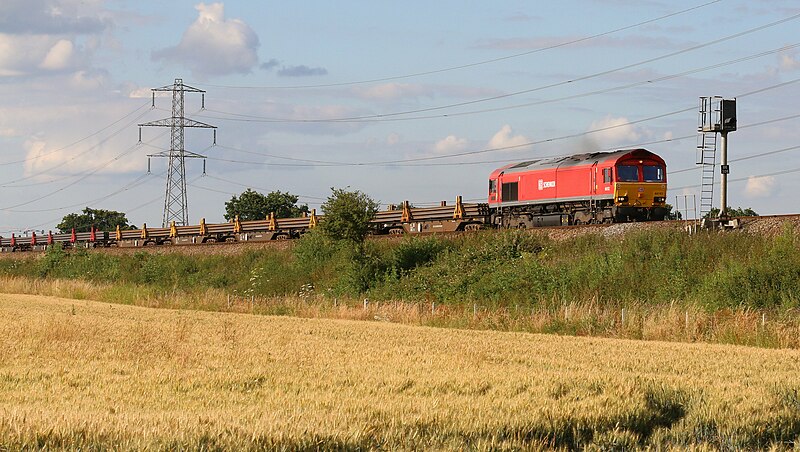 File:66152 Three Mile Cross; Scunthorpe-Eastleigh long welded rail delivery - 27716648763.jpg