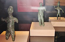 Trois statuettes d'époque gallo-romaine trouvées à Trégunc (entre le Ier siècle et le IIIe siècle après J.-C.).