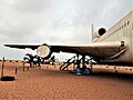 Aile droite d'un Lockheed TriStar, d'un avion-restaurant immobilisé sur la plage de Cotonou au Bénin.jpg
