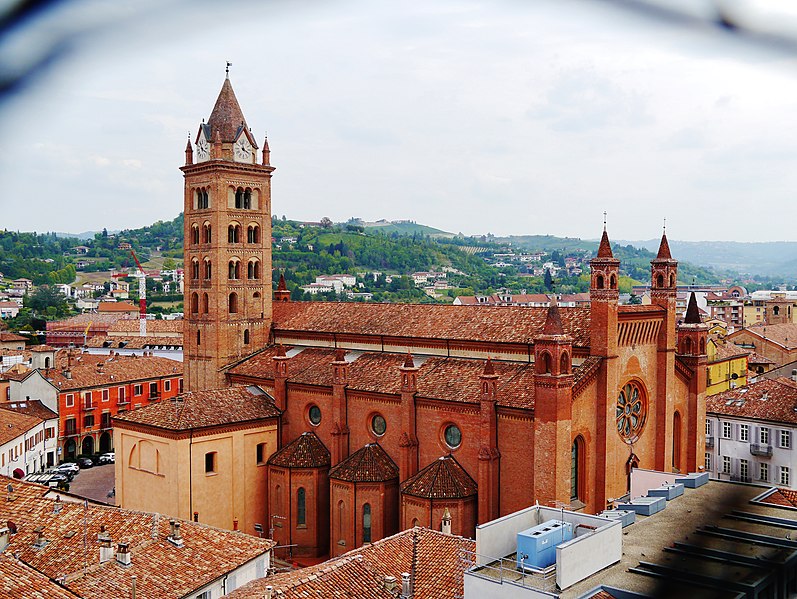 File:Alba Chiesa di San Giuseppe Vista su la Cattedrale di San Lorenzo.jpg