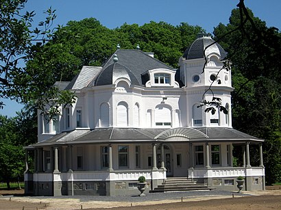 Hoe gaan naar Kasteel Leva met het openbaar vervoer - Over de plek