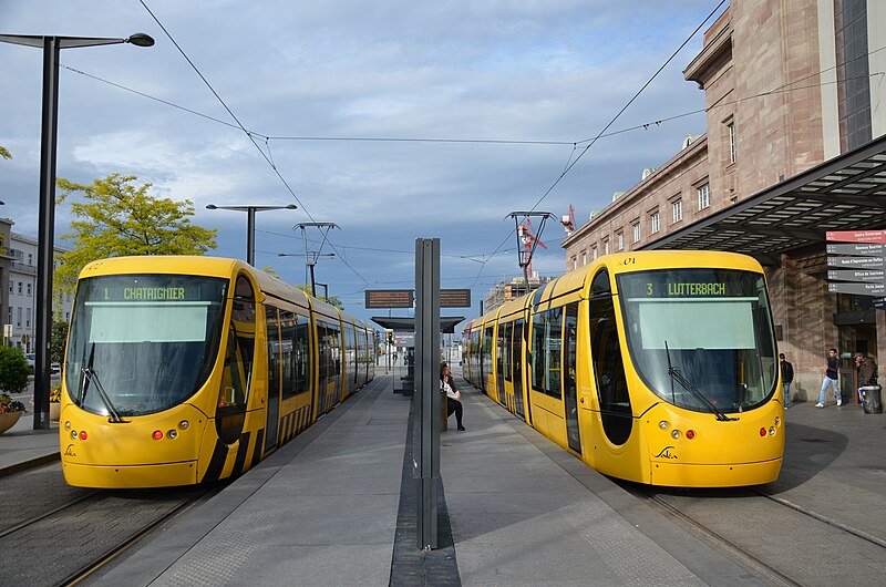 File:Alstom Citadis 302 n°2002 + 2001 SOLEA Gare Centrale.jpg