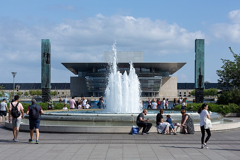 File:Amaliehaven København 2019 08 04 springvand Operaen på Holmen.jpg