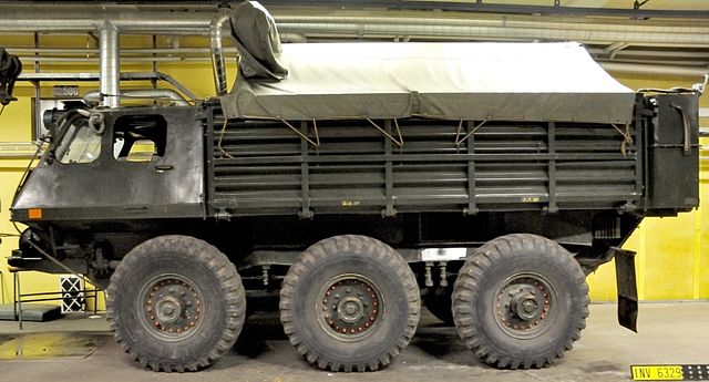 6-wheel British-manufactured military Alvis Stalwart 6×6 with three evenly spaced axles and full-time 6x6 H-drive