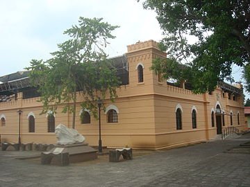 Casa de la Cultura Elsie Canessa de Odio, ubicada en la antigua Comandancia de Plaza de Puntarenas. Presenta arquitectura tipo colonial, semejante a un fortín español.