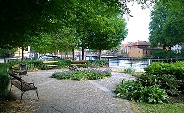Artedi park med Järnbron i bakgrunden.