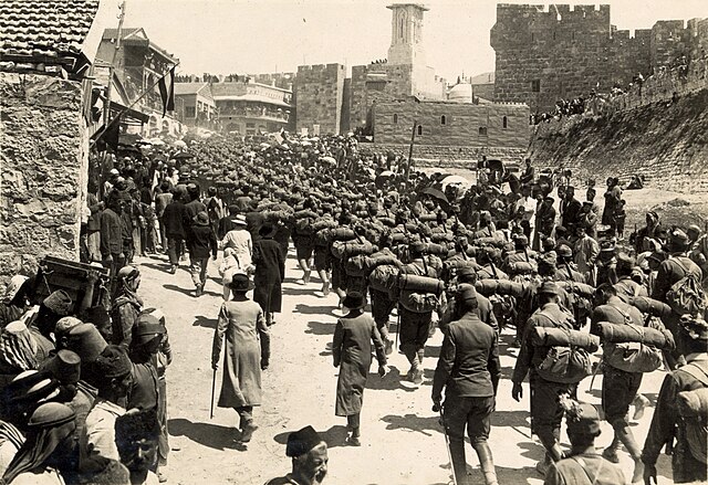 חיילים אוסטריים נכנסים לתוך העיר העתיקה של ירושלים. מלחמת העולם הראשונה. 1916. ברקע ניתן לראות את שער יפו.