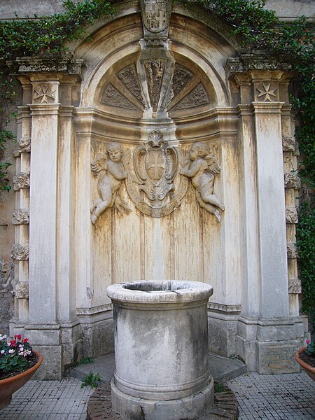 File:Aventino s Maria del Priorato giardino pozzo dei templari 1050420.JPG