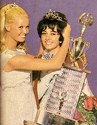 Kristiina Kankaanpaa Teen Princess 1967 from Finland is crowning Elaheh Azodi [fa] Teen Princess 1968 from Iran. Azodi Miss World.jpg