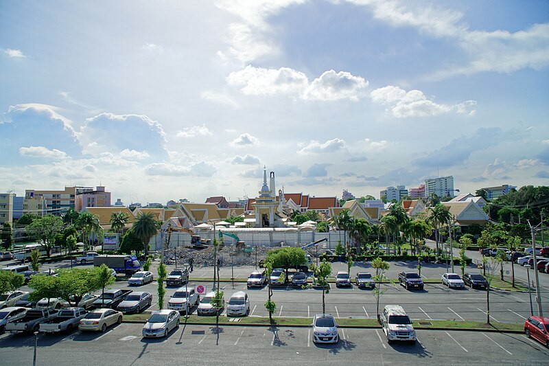 File:BTS Constitution protectors monument - Phrasri Mahathat temple .jpg