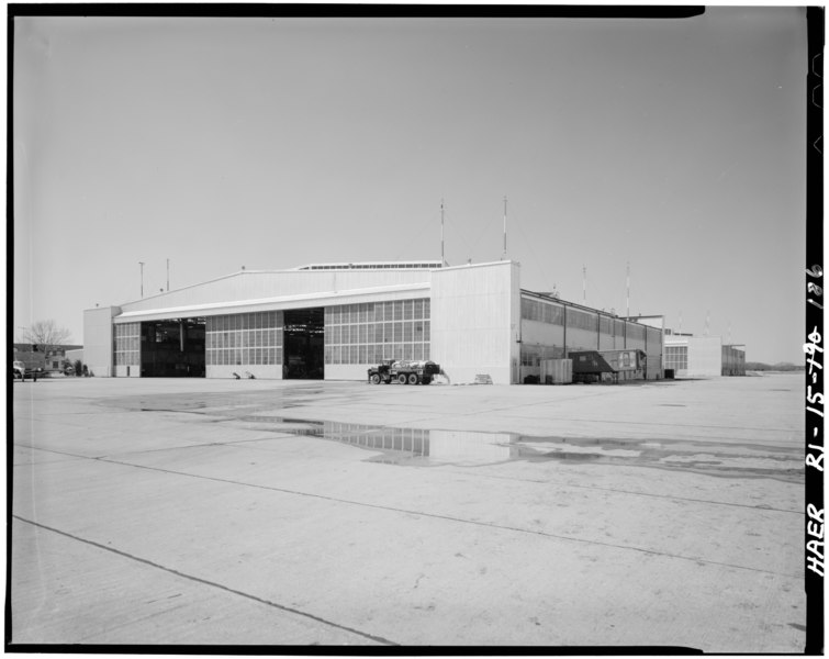 File:BUILDING 5 (LANDPLANE HANGAR), 1940-41. ALBERT KAHN, INC., ARCHITECTS. VIEW FROM THE SOUTHEAST- BUILDING 6 (LANDPLANE HANGAR) IN RIGHT BACKGROUND. - Quonset Point Naval Air HAER RI,5-KINGN,6-186.tif