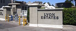 חלק מהתפאורה של הסרט הראשון אשר הוצבה במקור בכניסה לשכונת "Lyon Estates" אשר ביישוב היל ואלי בה מרטי ובני משפחתו מתגוררים ב-1985
