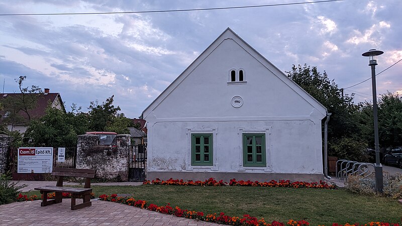 File:Balatonakali traditional house at square.jpg