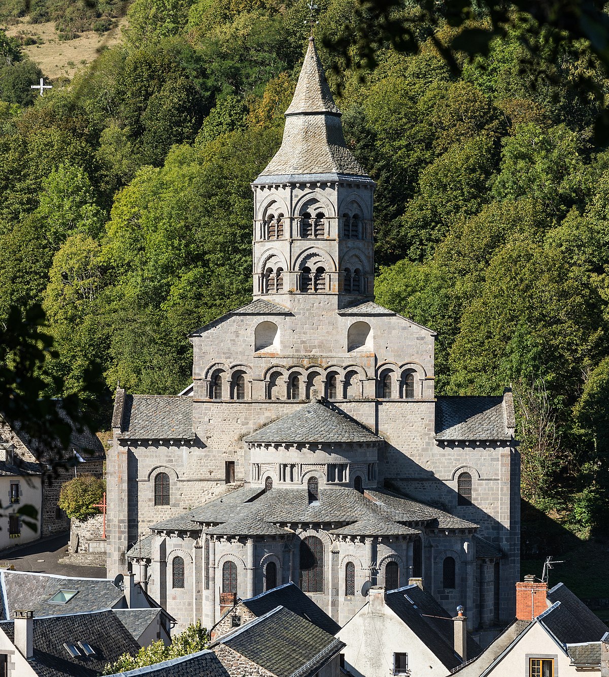 File:Basilique Notre-Dame d'Orcival-2832.jpg - Wikimedia Commons