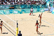 Deutsch: Beachvolleyball bei den Olympischen Jugendspielen 2018; Tag 9, 15. Oktober 2018; Mädchen, Viertelfinale: Italien-China 2–0 (21–16/21–9) English: Beach volleyball at the 2018 Summer Youth Olympics at 15 October 2018 – Girls Quarterfinals: Italy-China 2–0 (21–16/21–9)