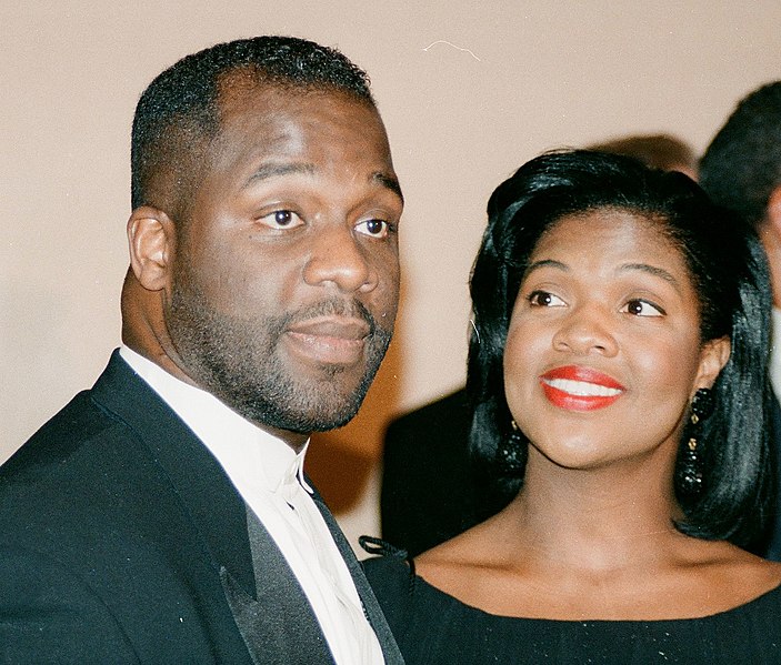 File:Bebe and Cece Winans.jpg