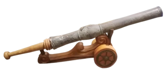 A cannon found from the Brantas river. Made of bronze, with a triangular embossed touch hole. The wooden parts were recently made for display. Bedil kuno atau meriam kuno Jawa cetbang, nomor 2, dengan dudukan.png