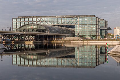 Fachada leste da Estação Central de Berlim, Alemanha. (definição 5 291 × 3 527)
